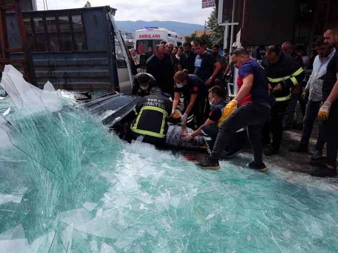İşçi Cam Bloğunun Altında Kaldı!..