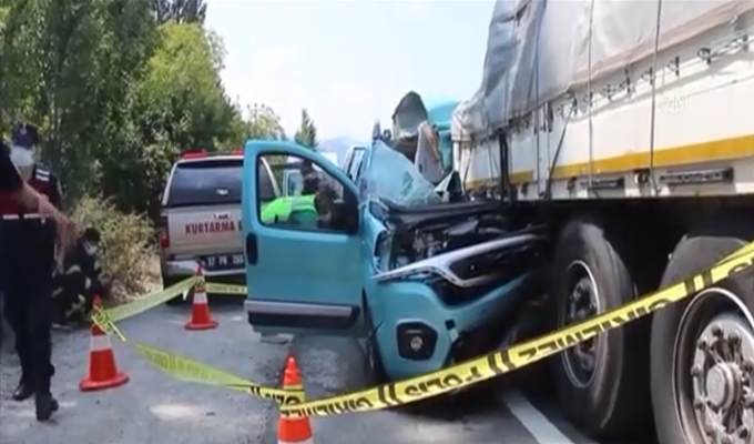 Tırın dorsesine çarpan hafif ticari aracın sürücüsü öldü
