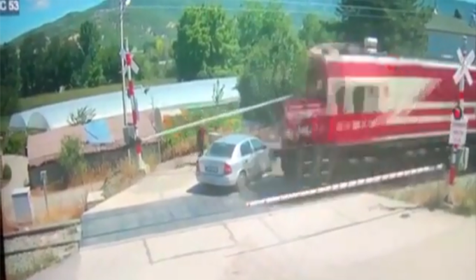 Arabayla Hemzemin Geçitte Kaldı...