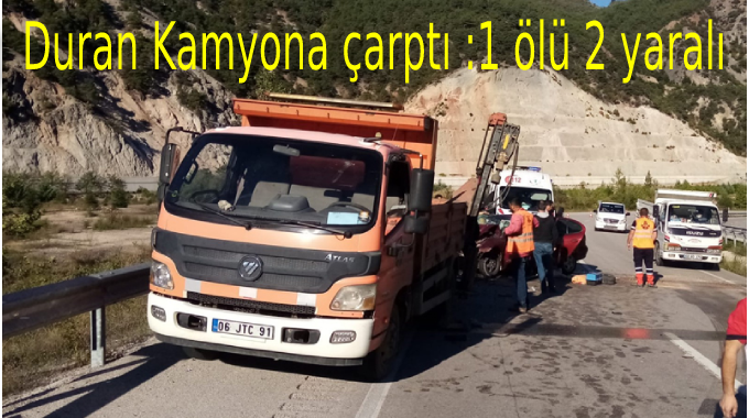 Duran kamyona çarpan otomobilde:1 ölü 2 yaralı