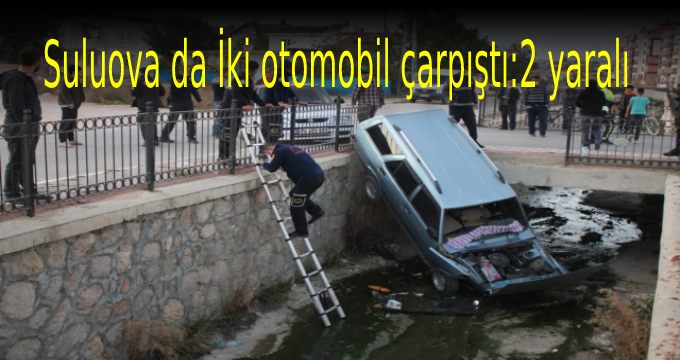İki Otomobil Çarpıştı.. Çarpışmanın Etkisiyle Dereye Uçtu!