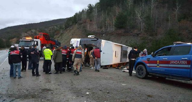 Yolcu otobüsü devrildi: 24 yaralı