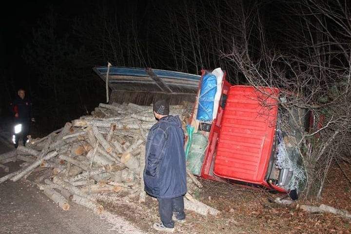 Odun yüklü Kamyonet Devrildi