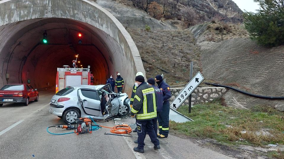 Amasya’da otomobil tünel girişine çarptı: Anne ve oğlu can verdi 
