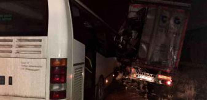 Servis Minibüs Park Halindeki Tıra Çarptı