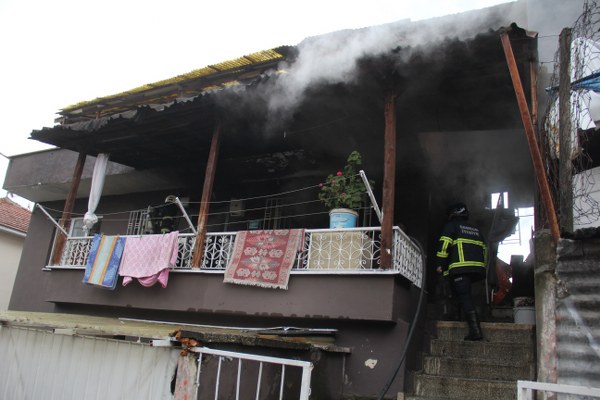 Elektrikli Battaniyeden Başlayan Yangın Evi Harabeye Cevirdi…