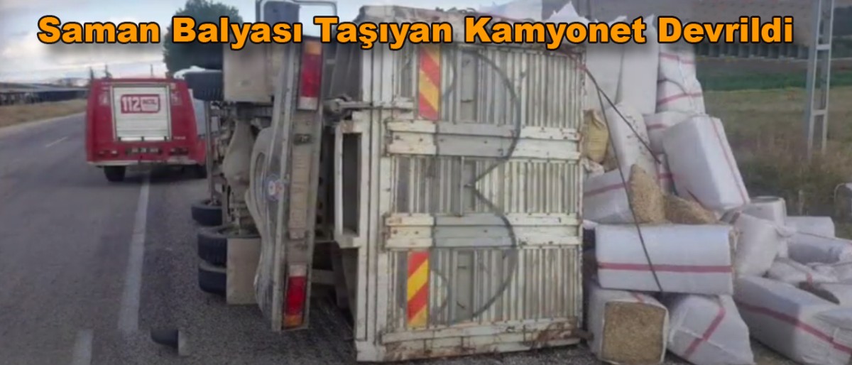 Saman Balyası Taşıyan Kamyonet Devrildi 