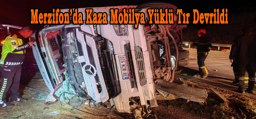 Merzifon’da Kaza Mobilya Yüklü Tır Devrildi