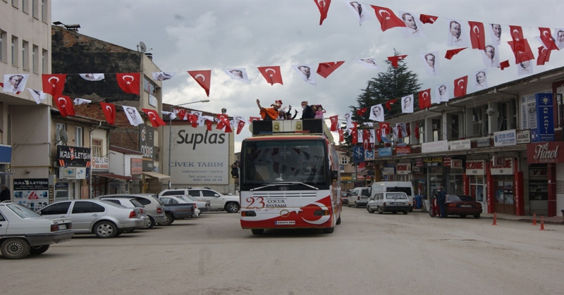 23 Nisan Otobüsü Gümüşhacıköy’ de
