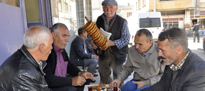 71 yaşında her gün kilometrelerce gezerek simit satıyor..