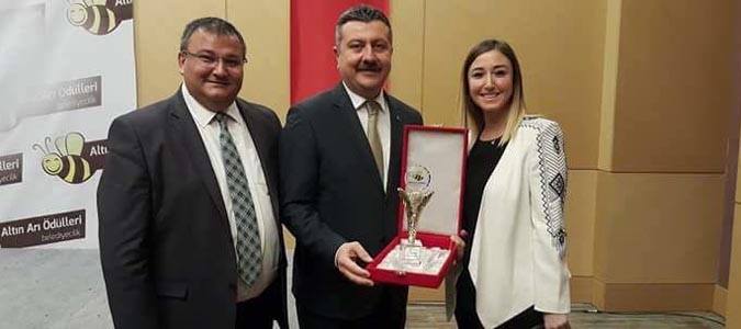 ALTIN ARI BELEDİYECİLİK ÖDÜLÜ BAŞKAN KARGI'NIN
