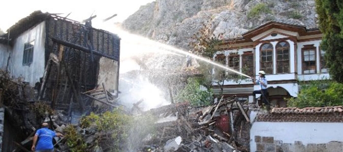 AMASYA DA TARİHİ MAHALLE DE İKİ EV YANDI