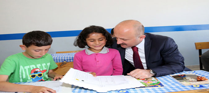 Amasya Valisi Varol Öğrencilerin Karne Heyecanına Ortak Oldu