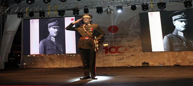 Amasya'da Atatürk Giysileri Defilesi.