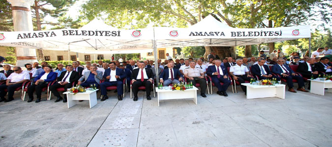 Amasya'da Geleneksel Bayramlaşma Töreni Sultan II. Bayezid Camisi Önünde Gerçekleştirildi