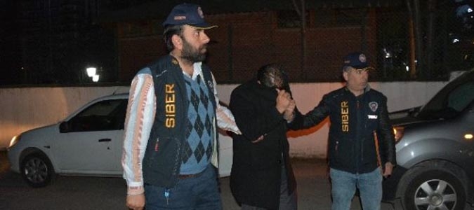 Atm'ye Kart Kopyalama Cihazı Yerleştiren Şahıslar Yakalandı.