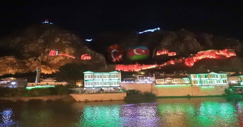 Azerbaycan’a Destek için Kırmızı, Yeşil ve Mavi Renklere Süslendi