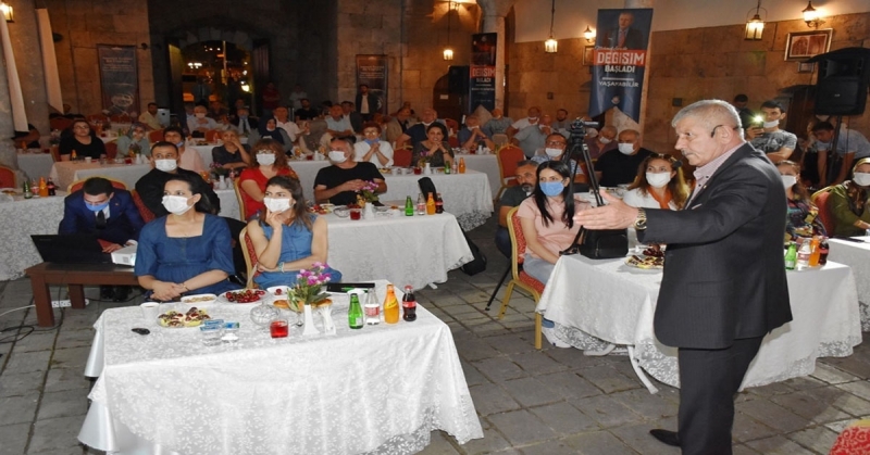 Başkan Sarı, Dost Meclisinde Sanatçılarla Bir Araya Geldi