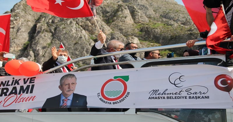 Başkan Sarı, Üstü Açık Otobüs ile Çocukların Bayramını Kutladı