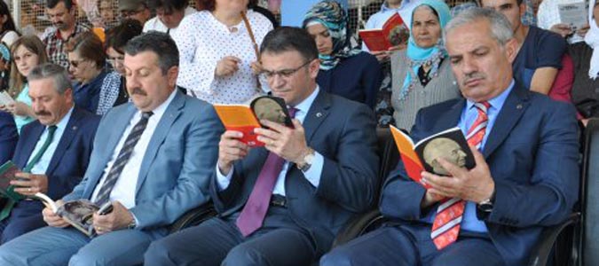 BÜYÜKLER KİTAP OKUDU KÜÇÜKLERE ÖRNEK OLDU 