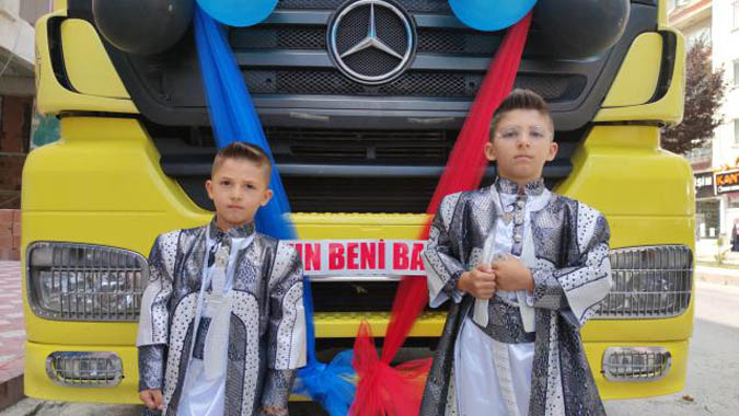 Çocukları İçin Tırı sünnet Arabası Yaptı