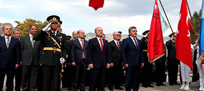 Cumhuriyet bayramı kutlamaları kapsamında çelenk sunuldu