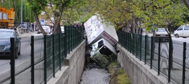 Ekmek Taşıyan Kamyonet Dereye Uçtu