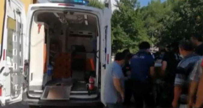 ESKİ EŞİNİ, KAYNANASINI VE EŞİNİN TEYZESİNİ BIÇAKLAYIP KAÇTI