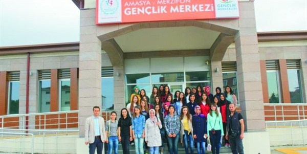 GENÇLİK MERKEZLERİNDE “HAYALLERİNİ SAHNEYE TAŞI”