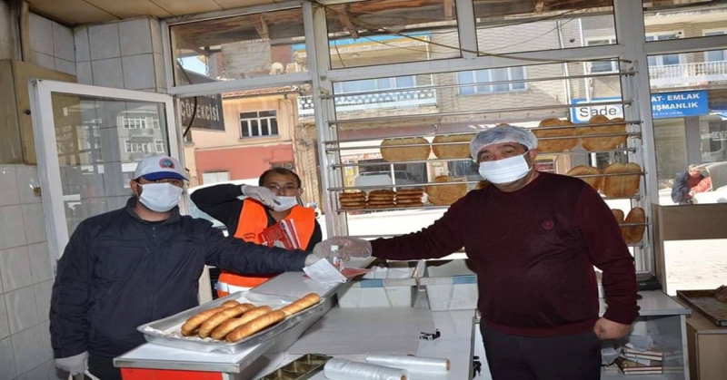 Gümüşhacıköy Belediyesi Tarafından Esnafa Maske ile Dezenfektan Dağıtıldı