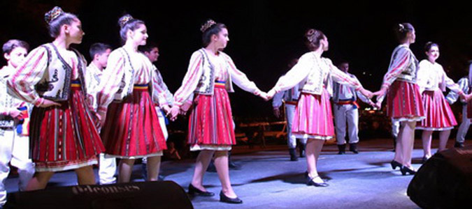 Halk dansları gruplarından muhteşem gösteri