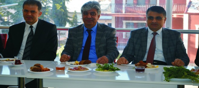 HAMDİ ÜLKER SINAV KOLEJİNDE ÖĞRETMENLERLE BULUŞTU