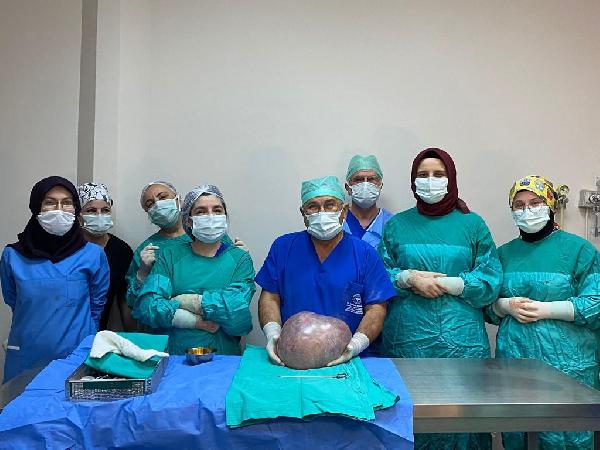 Hamile olduğunu düşünen kadının karnından çıkan şaşırttı