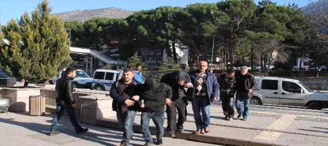 Hırsızlık Şüphelisi 3 Kişi Suçüstü Yakalandı