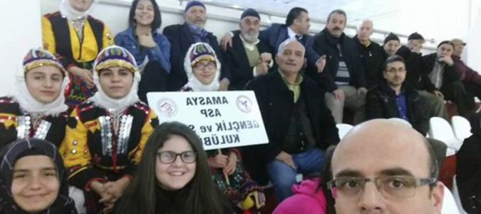 HUZUREVİ SAKİNLERİ HALK OYUNLARINI CANLI İZLEDİ