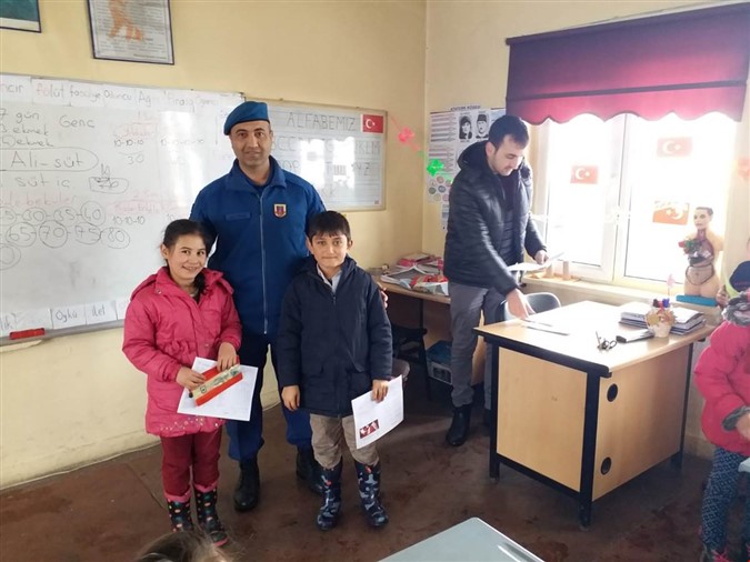 Jandarma Ekipleri Öğrencilerin Karne Heyecanına Ortak Oldu