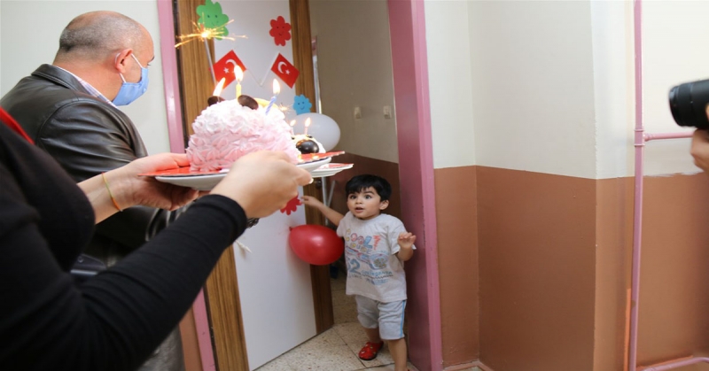Karantinadaki Çocuklara Pastalı Oyuncaklı Sürpriz