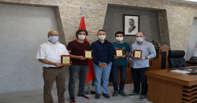 Kösterlioğlu'ndan Başarılı Öğrencilere Plaket