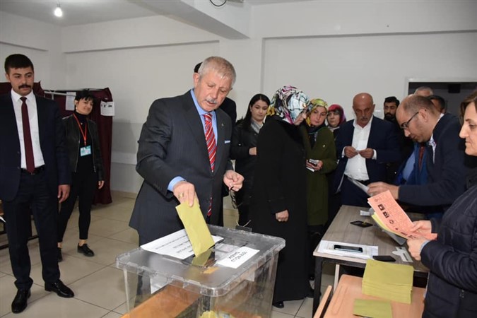 Mehmet Sarı Sandıktan Galip Çıktı