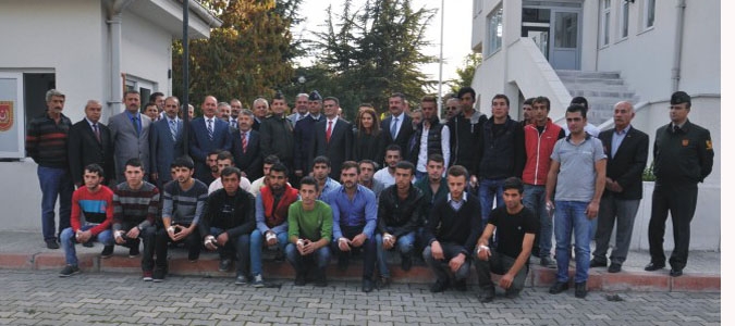 MERZİFON DA ASKERE GİDECEK GENÇLERE KINA YAKILDI