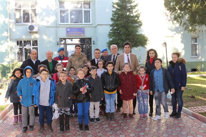 Öğrencilerden  Mehmetçiğe Anlamlı Ziyaret