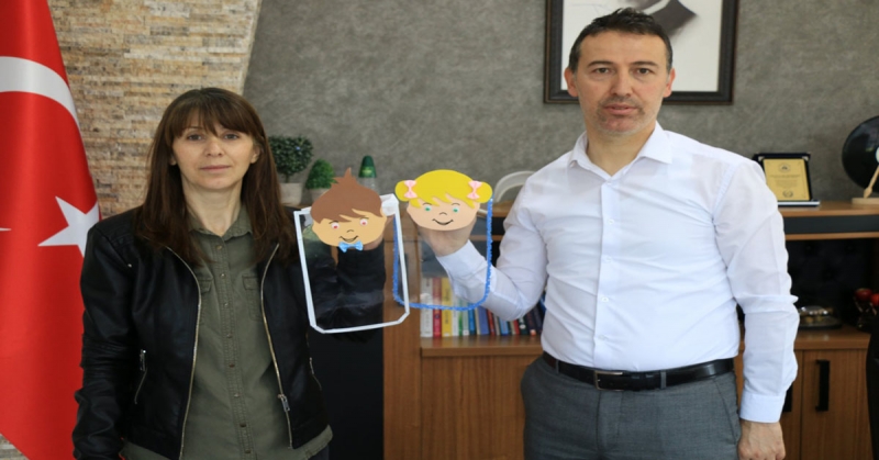 Öğretmenler Yeni Doğan Çocuklar İçin 100 Koruyucu Siperlik Üretti
