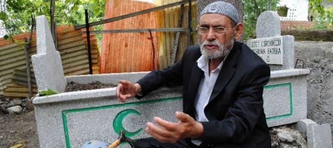 ÖLMEDEN YAPTIRDIĞI MEZARIN BAŞINDA DUA EDİYOR