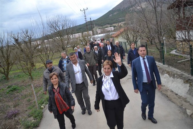 Serpil Saraçoğlu Mahalle Halkı İle Kucaklaşıyor
