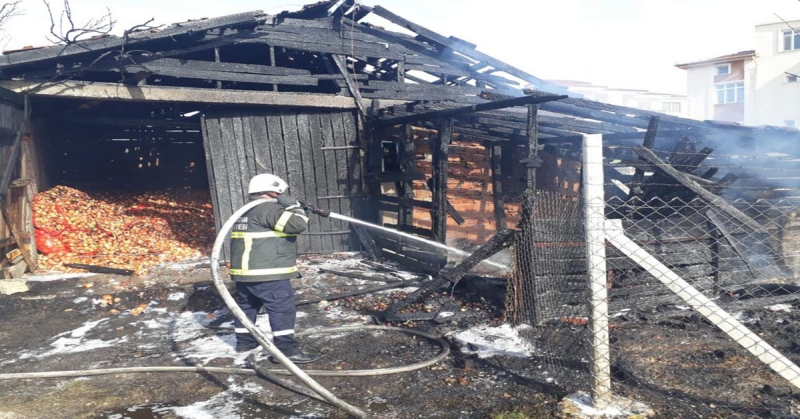 Suluova'da Depo Yangını