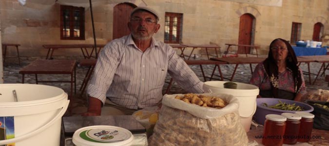 Taşhan’a taşınan katık pazarı esnafı isyan etti.