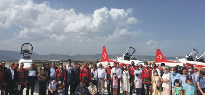 TÜRK YILDIZLARI’NDAN AY YILDIZ FİGÜRÜ