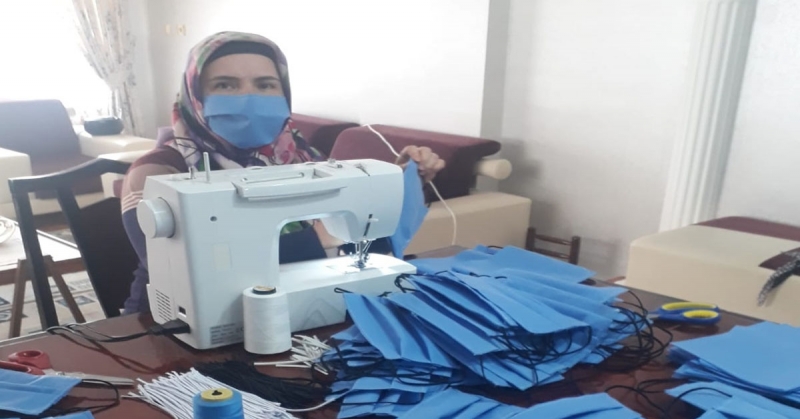 Usta Öğreticiler ve Kursiyerleri'nden Koruyucu Maske Üretimi 