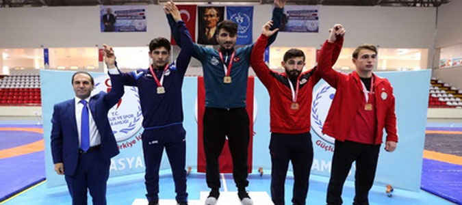 Vali Işık erkekler grekoromen güreş müsabakalarını izledi