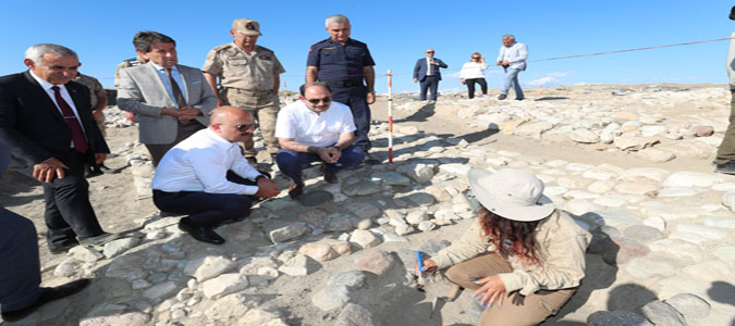 Vali Varol, PTT Genel Müdürü Bozgeyik ile Birlikte Oluz Höyük Kazı Alanında İnceleme Gerçekleştirdi